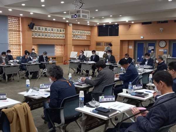 청양군은  30일 군청 대회의실에서 청양군 공간 전략 및 생활권 활성화 계획 중간보고회를 겸한 추진위원회를 열고 농림축산식품부가 시행하는 농촌 협약 정책개발에 집중했다