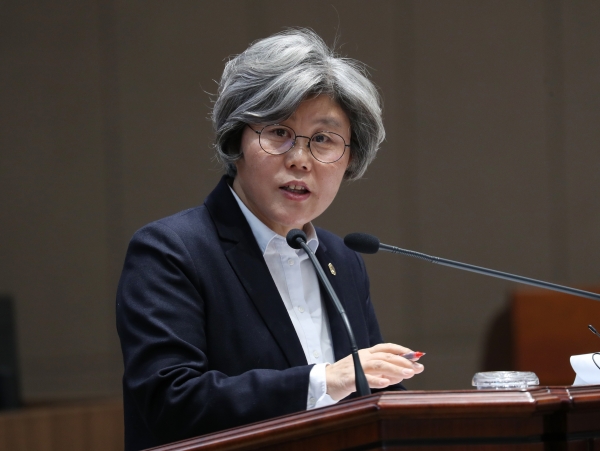 ‘금강’의 자연환경생태계를 되살려 후대에<br>자연유산으로 물려주기 위한 제도적 근거 <br>마련을 위해 도정질의하는 김명숙의원<br>