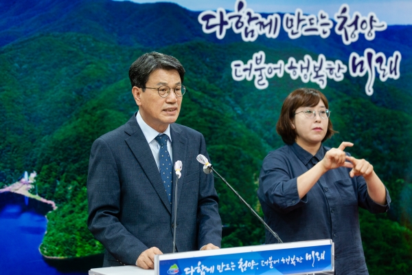 김돈곤 청양군수가 9일 '청양형 건강 100세 복지 사이클'구축 계획안을 발표하고 있다.