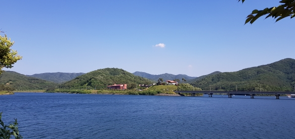 충남 청양군 대치면 칠갑저수지에서 쇠줄로 묶인 채 숨진 남성 시신 1구가 발견돼 경찰이 수사에 나섰다 ( 칠갑호 전경)<br>