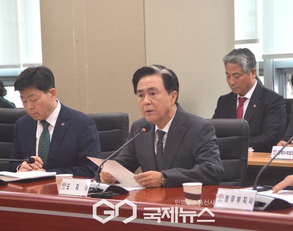 31일 도청 중회의실에서 개최한 제74차 실국원장회의에서 김 태흠 지사가 실국원장들의 주간 업무 보고를 받고 있다/박의규 기자